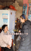 这是一位鹤发爷爷面临 
